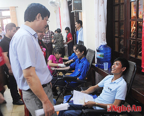 Ban chỉ đạo vận động hiến máu tình nguyện tỉnh Nghệ An thăm hỏi, động viên những người hiến máu