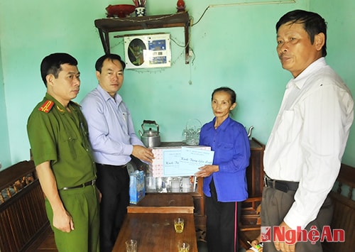Đoàn đã đến tặng quà cho bà Phạm Thị Quế vợ liệt sỹ
