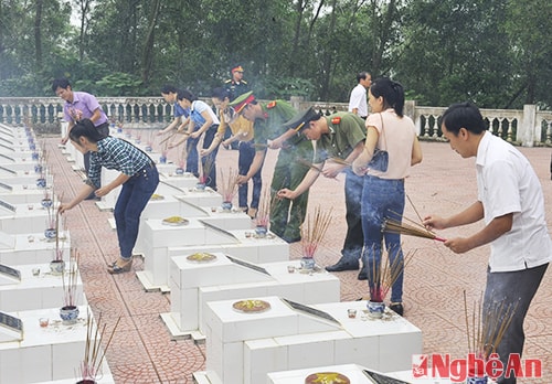 Các cơ quan đơn vị các tổ chức đoàn thể thắp hương tại nghĩa trang các liệt sỹ