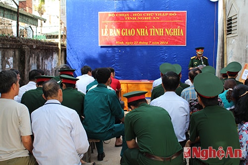 Quang cảnh buổi bàn giao nhà tình nghĩa