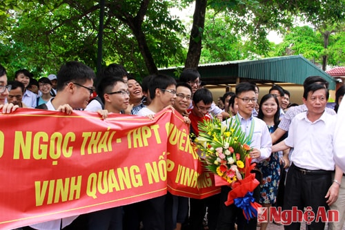 Cao Ngọc Thái chia sẻ niềm vui cùng bạn bè
