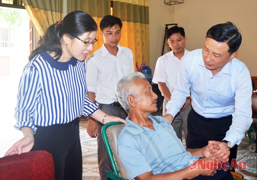 Lãnh đạo tỉnh thăm hỏi thương, bệnh binh tại Trung tâm Điều dưỡng thương binh nặng. Ảnh: Phương Chi