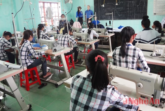 Học sinh học nghề may tại Trường Trung cấp nghề kinh tế - kỹ thuật Nghi Lộc.