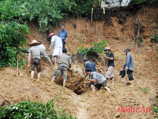 Người dân cạy đá để phòng sạt lở ở Thị trấn Hòa Bình - Tương Dương.