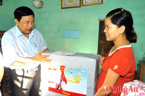Tặng quà cho vợ Trung úy Nguyễn Bá Tiến, đang công tác ở Hoàng Sa
