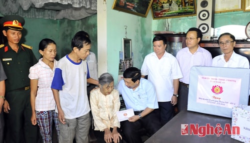 Đồng chí Nguyễn Xuân Đường tặng quà cho Cụ Nguyễn Thị Quế ở khối 8, Phương Nghi Hương.