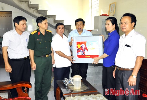 Tặng quà gia đình ông Nguyễn Công Tuấn - đang công tác tại Giàn khoan DK 1