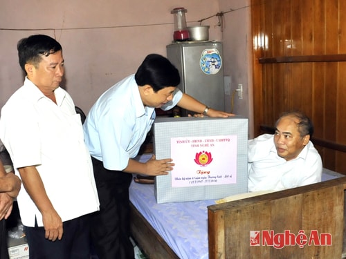 Tặng quà cho thương binh Ngô Văn Ngọc 