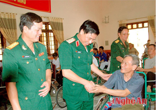 Thiếu tướng Trần Tiến Dũng và các đồng chí trong đoàn ân cần thăm hỏi các thương binh đang điều dưỡng tại Trại điều dưỡng thương binh 4 tỉnh Nghệ An.