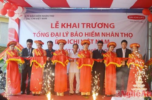 Các đại biểu cắt băng khai trương văn phòng,