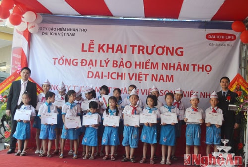 Trao tặng học bổng cho các em học sinh nghèo vượt khó.