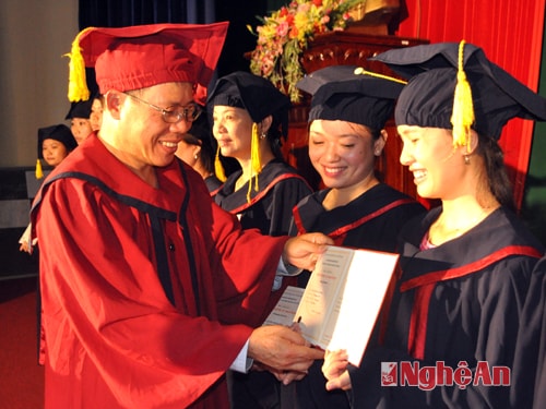 Ban Giám hiệu Trường Cao đẳng Sư phạm Nghệ An trao bằng cho các sinh viên tốt nghiệp xuất sắc.