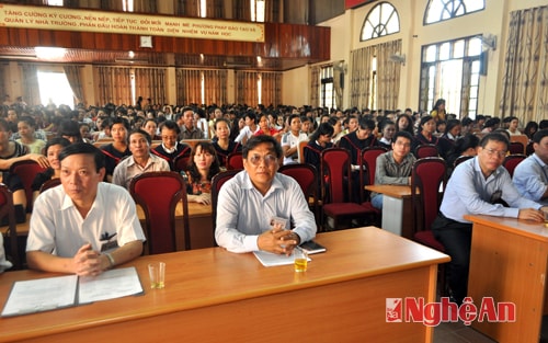 Quang cảnh buổi lễ bế giảng và trao bằng tốt nghiệp.