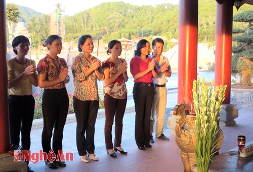 Dâng hương tưởng niệm các liệt sỹ TNXP tại Truông Bồn.
