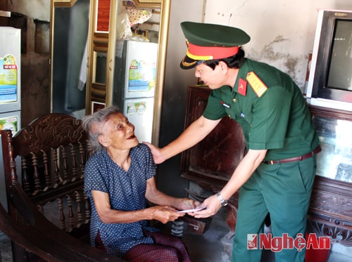 Đồng chí Đại tá Lương Hồng Phong - Chính uỷ Bộ Chỉ huy quân sự tỉnh tặng quà cho gia đình chính sách tại thị xã Cửa Lò