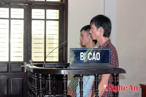 Bị cáo Mạnh(giữa) và bị cáo Cường, Văn tại tòa.