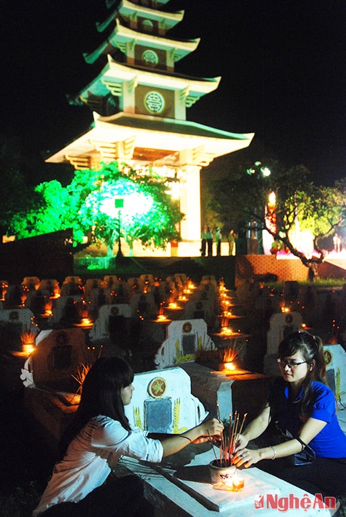 Đêm tri ân (học sinh Trường THPT Hoàng Mai thắp hương tại Nghĩa trang Liệt sỹ huyện Quỳnh Lưu).  Ảnh: trần tố
