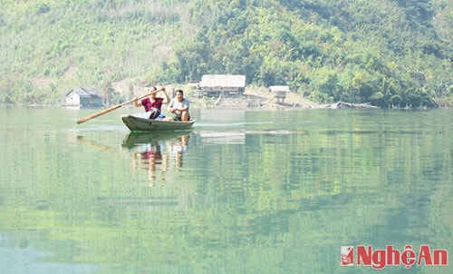 Đi thuyền trên lòng hồ Bản Vẽ