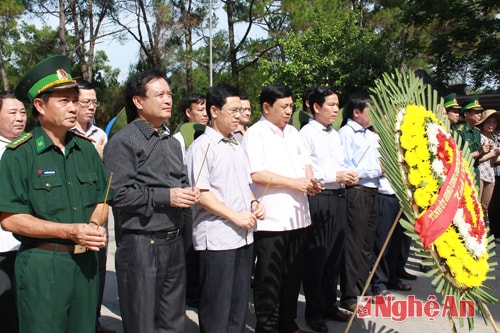 Đoàn công tác tỉnh Nghệ An tưởng niệm các liệt sĩ tại Nghĩa trang liệt sĩ Trường Sơn