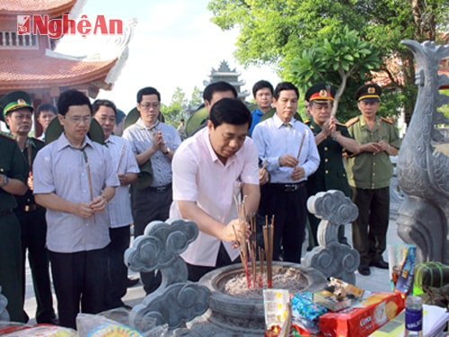 Đồng chí Nguyễn Xuân Đường và đoàn đại biểu tỉnh Nghệ An dâng lên anh linh các anh hùng liệt sĩ những nén hương thơm.