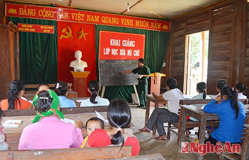 Thầy giáo Đậu Công Thân giảng bài cho các học viên.