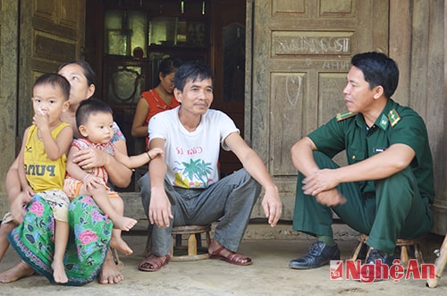 Vận động chị em đến lớp.