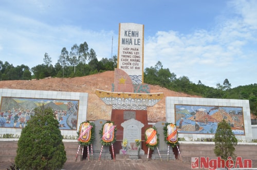 Đài tưởng niệm các anh hùng liệt sĩ ngành đường sông hi sinh trong cuộc kháng chiến chống Mỹ.