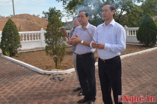 Thứ trưởng Lê Đình Thọ và đoàn công tác dâng hương, dâng hoa tưởng nhớ các anh hùng liệt sĩ.