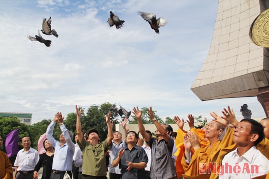 Nghi lễ thả chim phóng sinh tại lễ cầu siêu.