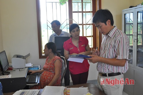 Kiểm tra chấp hành kỷ luật giờ giấc tại UBND xã Châu Quang
