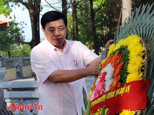 Dâng lên các liệt sĩ những bông hoa tươi thắm.