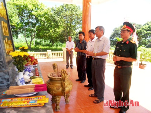 Đồng chí Vi Văn Định - Tỉnh ủy viên, Bí thư Huyện ủy, Chủ tịch HĐND huyện thắp hương tri ân tại Đài tưởng niệm xã