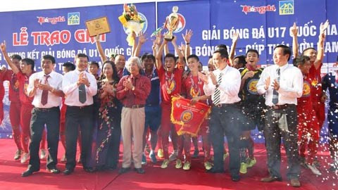 BTC VCK U17 QG báo Bóng đá - Cúp Thái Sơn Nam 2014 trao cúp vô địch cho U17 VPF - Ảnh: Đức Cường