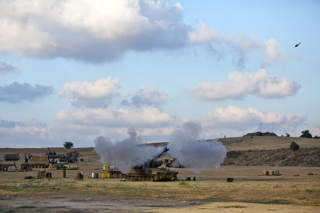 Đạn pháo bắn đi từ phía quân đội Israel hôm 19/7 (Nguồn: AP)