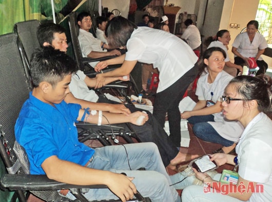 Các tình nguyện viên tại buổi hiến máu