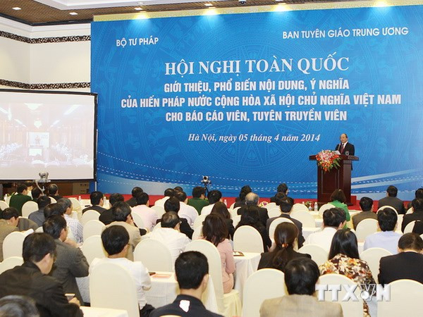 Hội nghị toàn quốc giới thiệu, phổ biến nội dung, ý nghĩa của Hiến pháp Việt Nam cho báo cáo viên, tuyên truyền viên. Ảnh: TTXVN