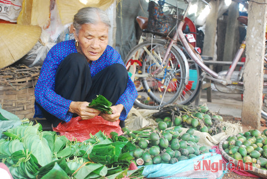 Cụ Phát gắn bó với gánh trầu cau từ khi còn nhỏ.