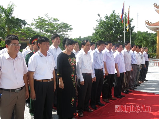 Dâng hương, dâng hoa tưởng niệm các anh hùng liệt sỹ tại Đài lễ tưởng niệm Nghĩa trang hữu nghị Việt - Lào