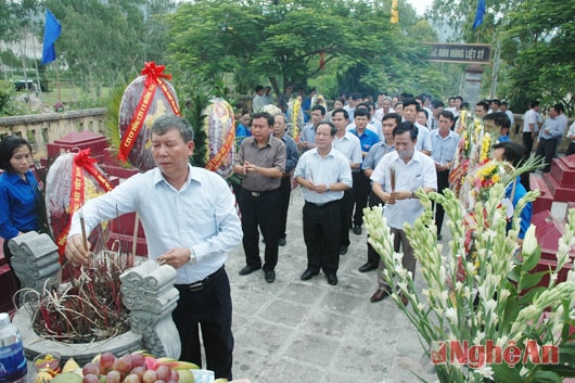 Đoàn đại biểu ngành đường sắt viếng 33 liệt sỹ,