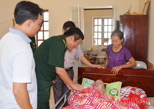  Đại tá Phạm Nam Long – Phó Chỉ huy trưởng HCKT tặng quà đồng viên thương binh Phạm Đức Cần ( nằm liệt giường trên 10 năm)