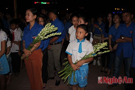 Học sinh mang hoa đến dự lễ tri ân