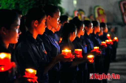 Đoàn viên, thanh niên thắp nến tri ân các Anh hùng liệt sỹ trước tượng đài tại Nghĩa trang hữu nghị Việt - Lào. Ảnh: Minh Quân