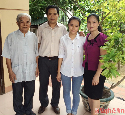 Thùy Linh bên ông nội và bố mẹ.