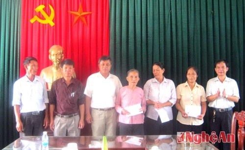 Lãnh đạo thị xã Hoàng Mai tặng quà cho các gia đình cảnh sát biển xã Quỳnh Lập.