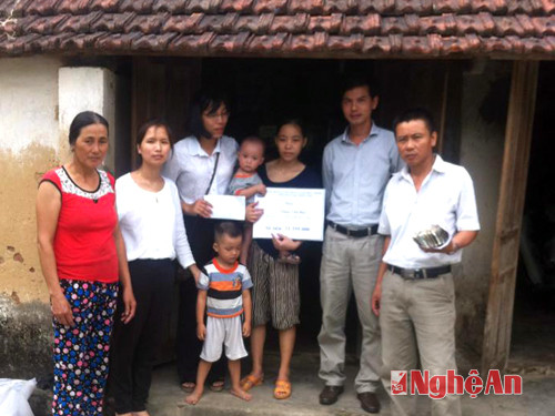 Đại diện Công đoàn Khu kinh tế Đông Nam, Công đoàn Công ty TNHH Matrix trao quà hỗ trợ mổ tim cho gia đình chị Nguyễn Thị Hải – công nhân Công ty Matrix.