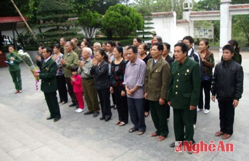 Phạm Bá Thái Tâm cùng đồng đội đến thăm viếng các TNXP hy sinh ở Ngã Ba Đồng Lộc.