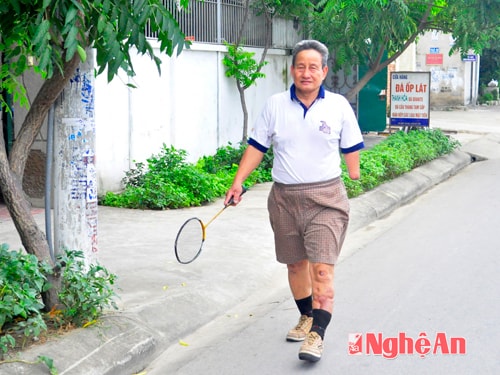 Thương binh Thái Khắc Hoàng luyện tập cầu lông hàng ngày.