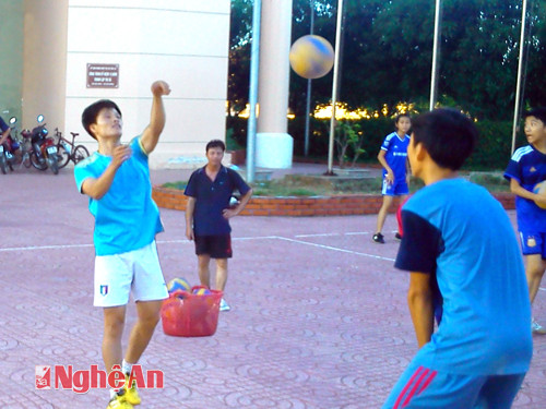 Thầy giáo Trần Thọ Loan huấn luyện cho các em thanh, thiếu niên môn bóng chuyền.