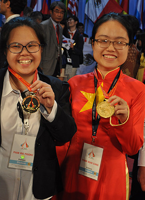 Hai nữ sinh của Trường THPT Chuyên Hà Nội – Amsterdam, Hà Nội đã xuất sắc mang về 2 HC Vàng cho đoàn VN tham dự Icho 2014.