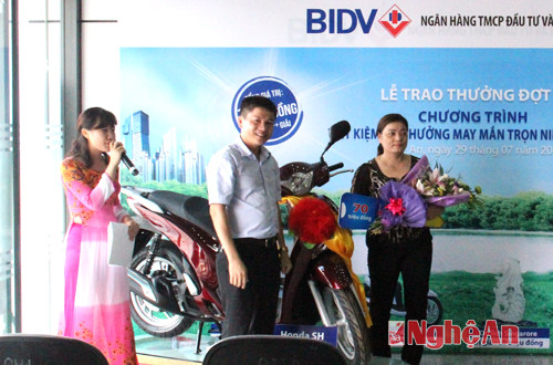 BIDV chi nhánh Nghệ NA đã trao giải đặc biệt cho bà Trần Thị Mai - Phường Trung Đô, TP. Vinh, trị giá 70 triệu đồng tương đương với 1 xe máy HondaSH.J